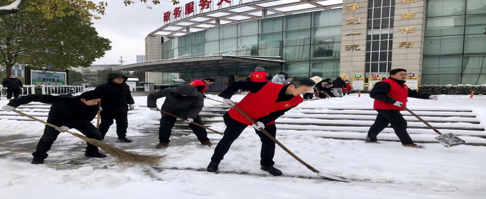 扫清办事 “障碍路” 打通干群 “连心路”  -----市数管局迅速组织扫雪除冰志愿活动